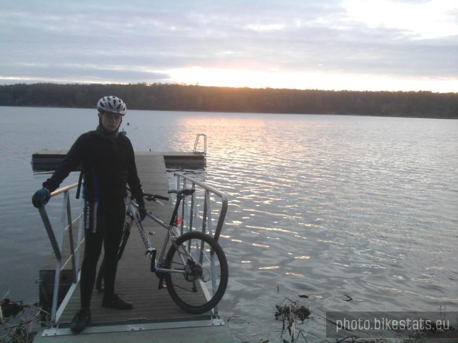 Przystań Canoe nad Jeziorem Swarzędzkim przed zachodem słońca