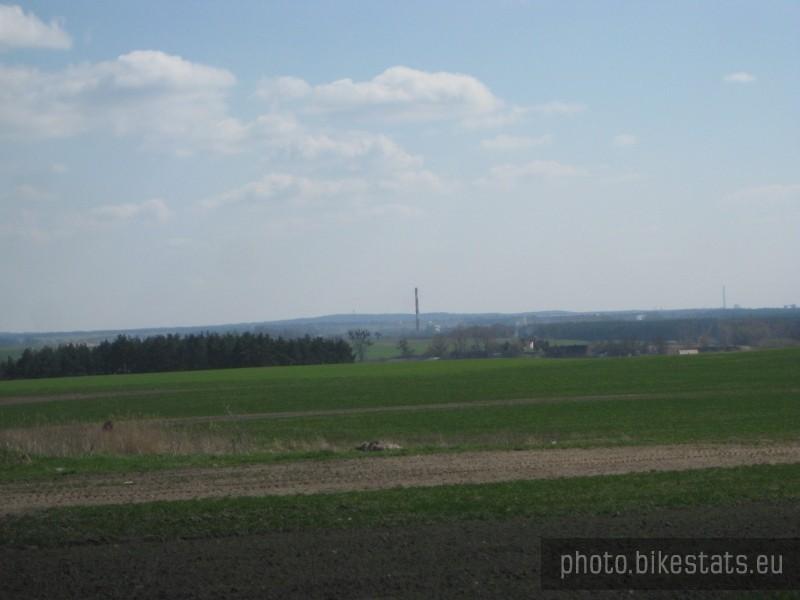 Widok na Bolechowo i Dziewiczą Górę w oddali ze wzniesienia przed Starczanowem.