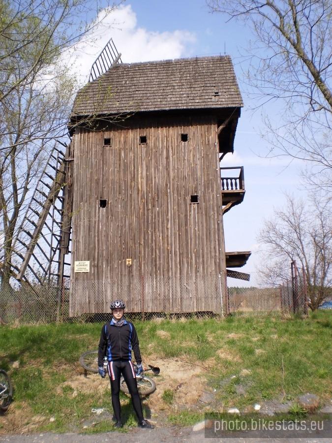 Zabytkowy wiatrak przy drodze krajowej nr 5