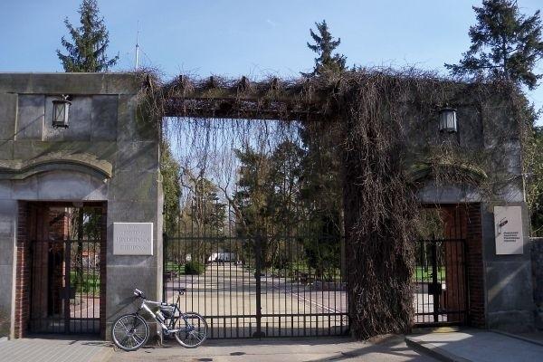Dawne wejście do parku w Żelazowej Woli