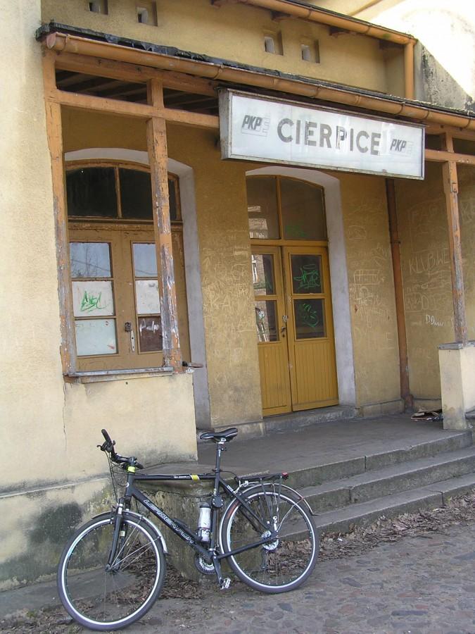 Wejsćie do budynku dworca kolejowego w Cierpicach