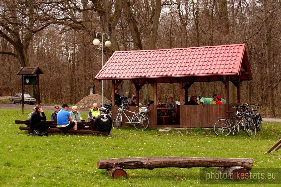 Odpoczynek przy leśniczówce w Bukowcu.