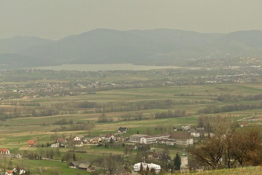 w dali Jezioro Żywieckie
