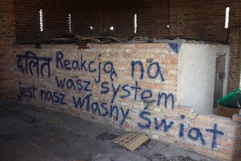 Napis wewnątrz stodoły -waypoint #1834