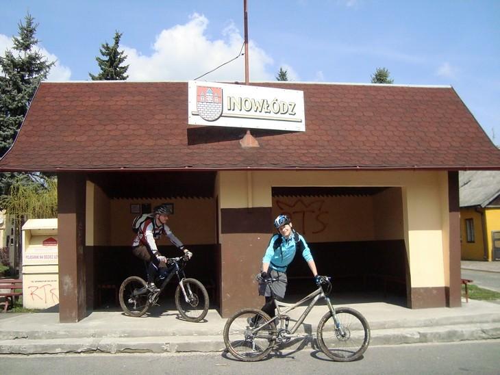 Na "dworcu" autobusowym w Inowłodzu