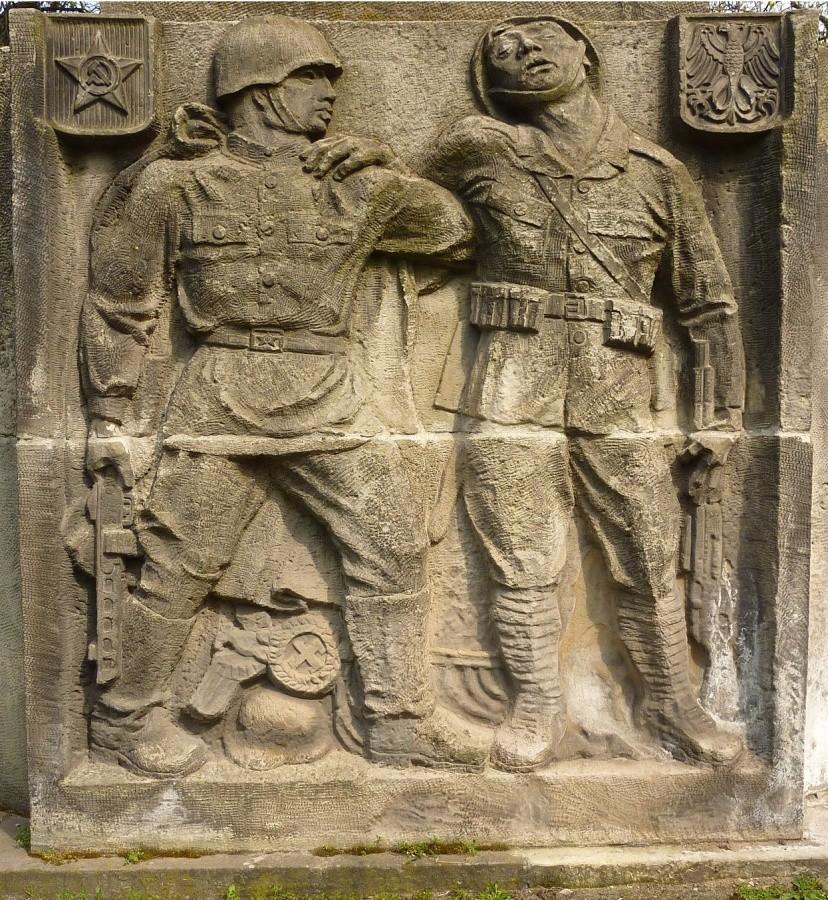 Fragment pomnika w Skierniewicach