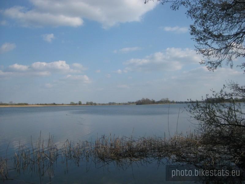 Jezioro Lednickie od strony wsi Rybitwy.