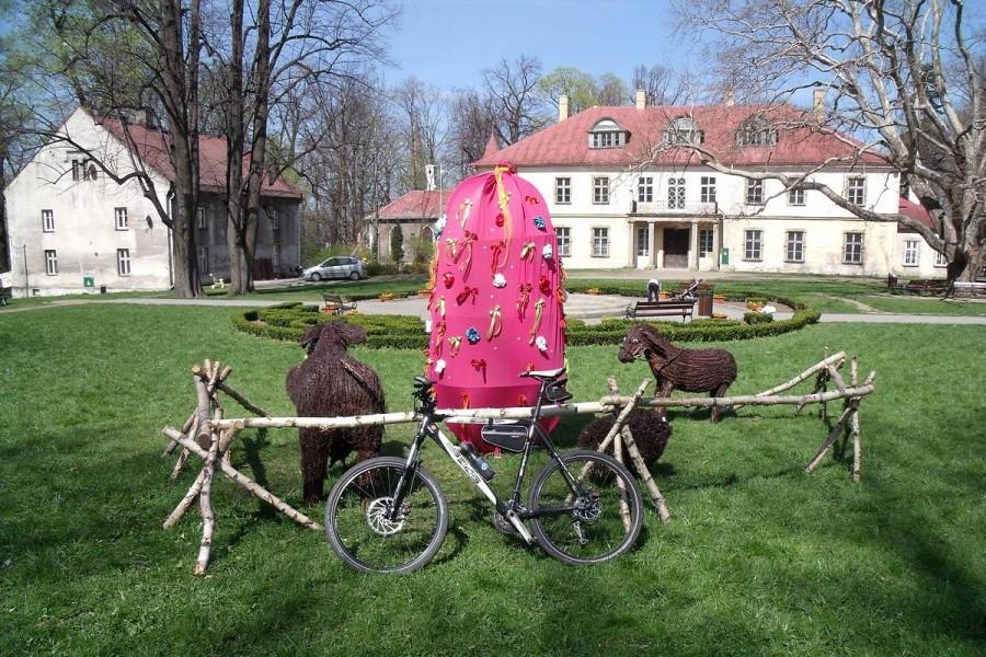 Wielkanocne jajo przed pałacem w Kozach