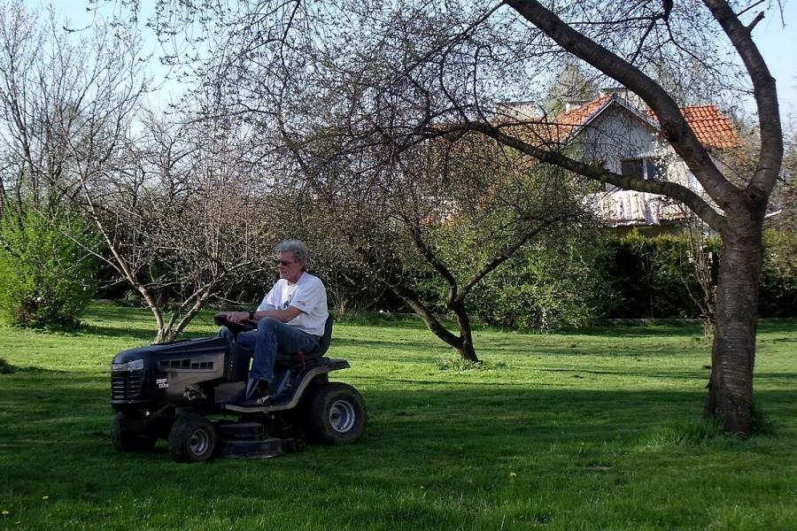 Jedzie chłop po polu, jedzie na traktorze