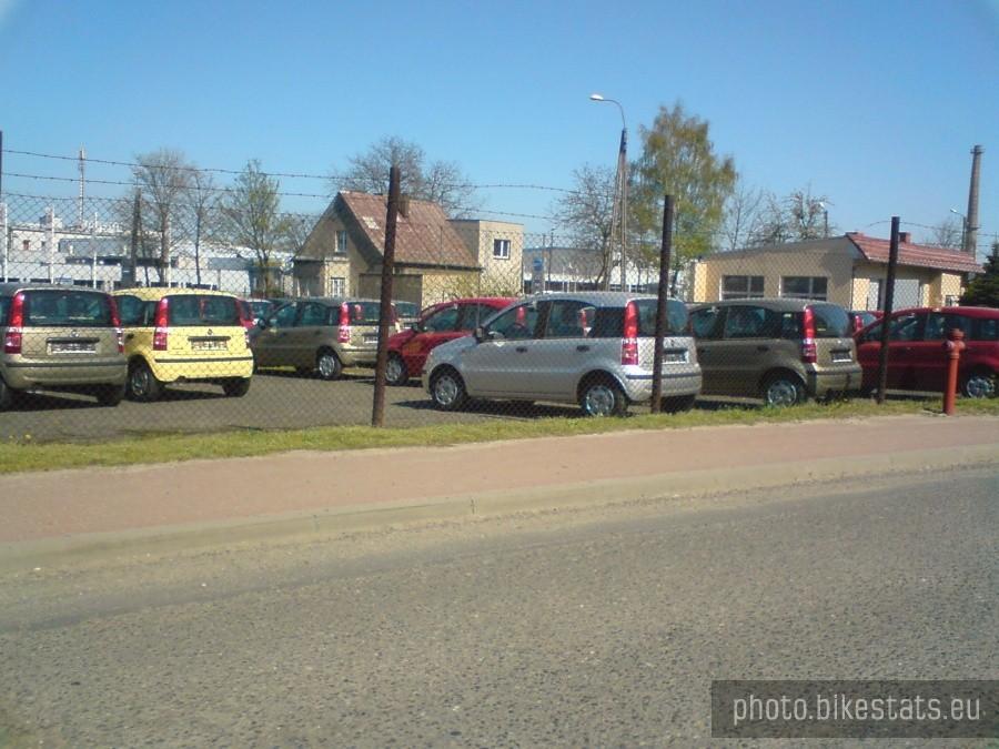 Parking jednego z poznańskich dealerów samochodowych