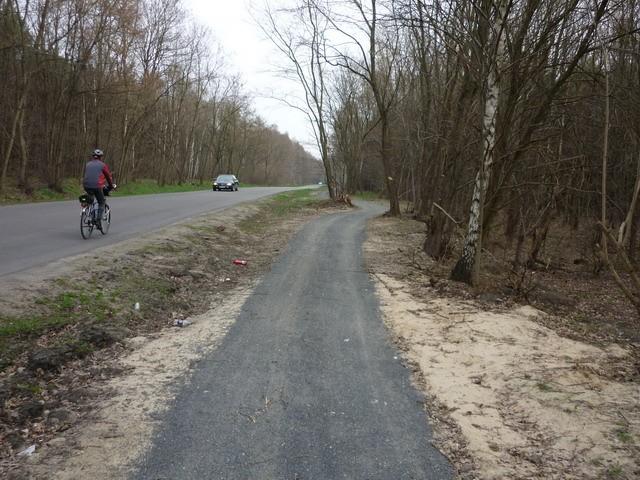 Mam nadzieję, że niedługo będzie tu prawdziwa droga rowerowa.