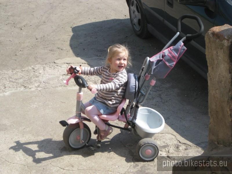 Malutka rowerzystka Oliwia na swym róźowym bike'u :-)