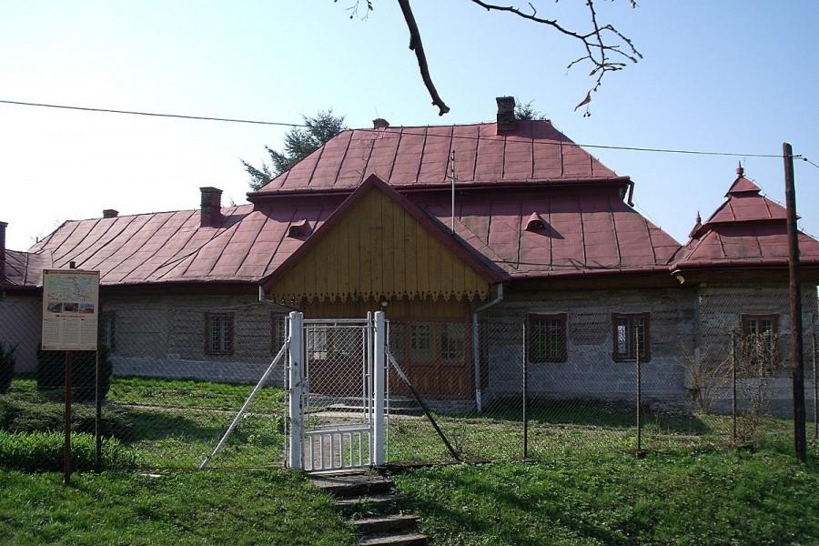 Dwór w Wielogłowach