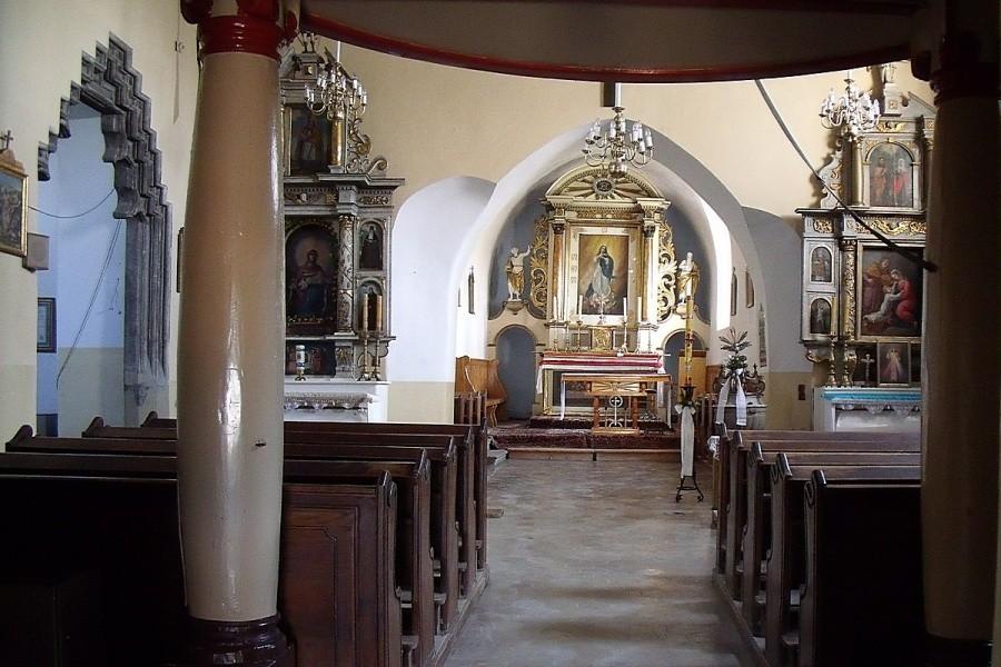 Wnętrze kościoła w Zbyszycach