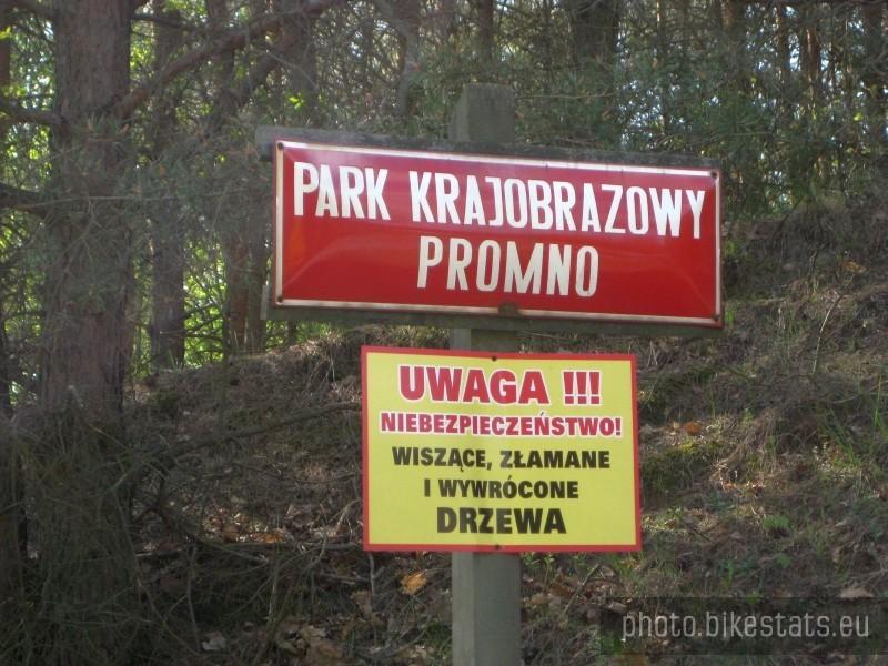 Tablica informacyjna przed wjazdem do parku.