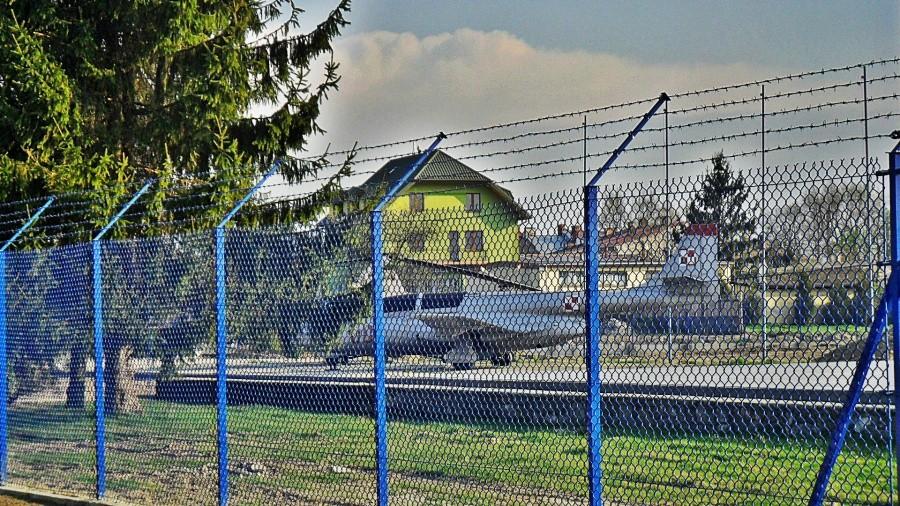 Samolot i śmigłowiec atrapa