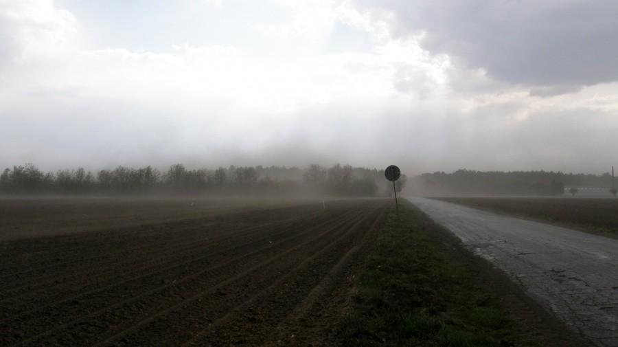 Szalejąca i chwilowa burza piaskowa ...