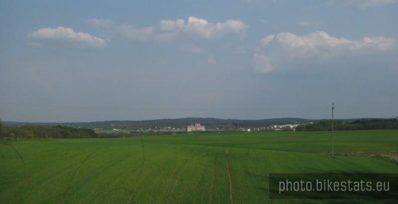 Widok na Dziewiczą Górę z Radojewa.