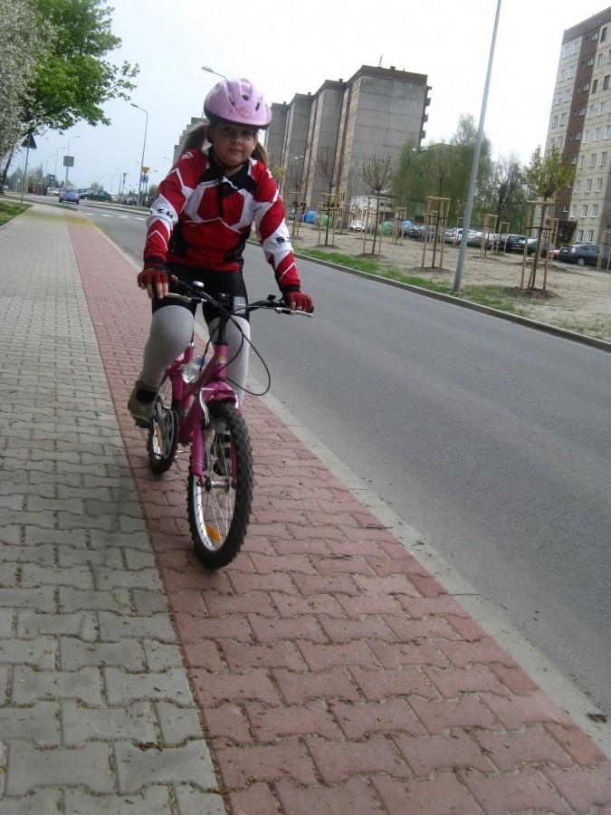 Młoda bikerka na ścieżce rowerowej