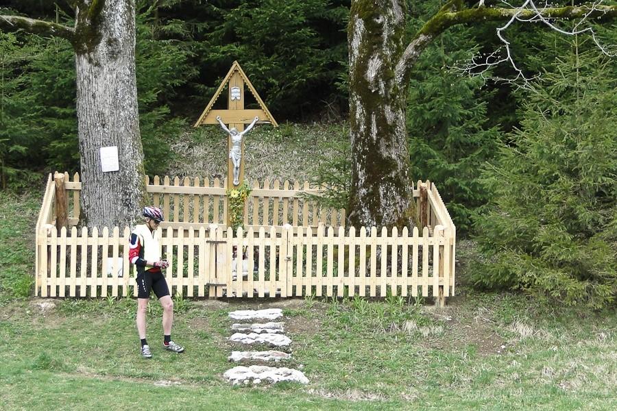 krzyż bez czaszki