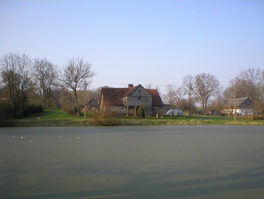 SŁOBITY-DOM PODCIENIOWY NAD WODĄ