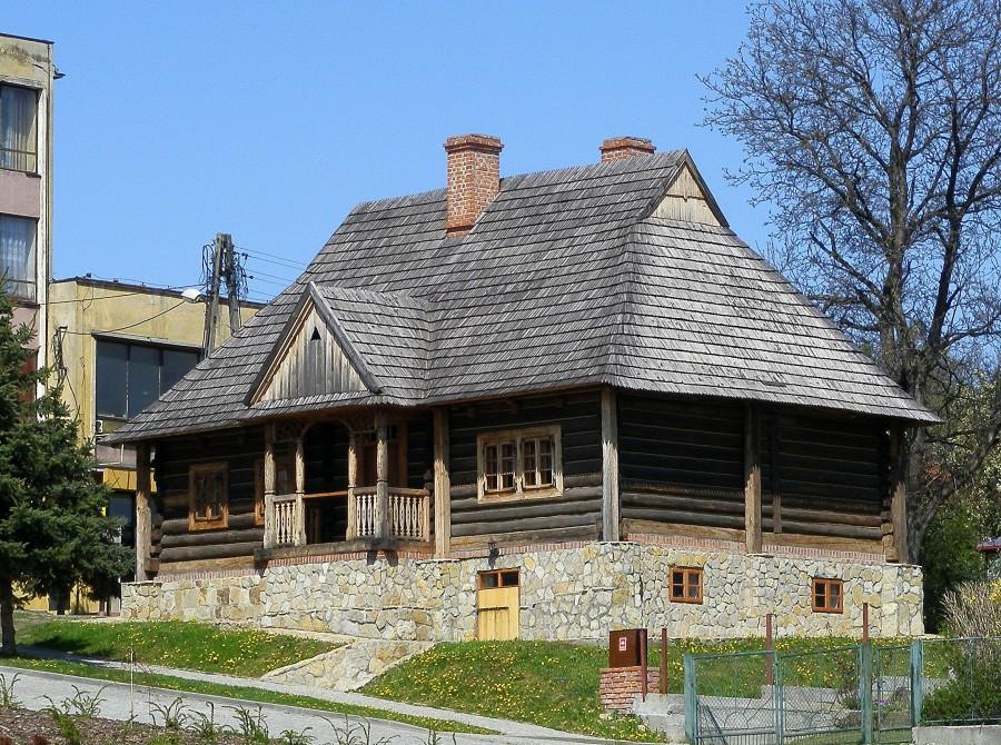 Przykład zabytkowej małomiasteczkowej zabudowy rynku w Pruchniku