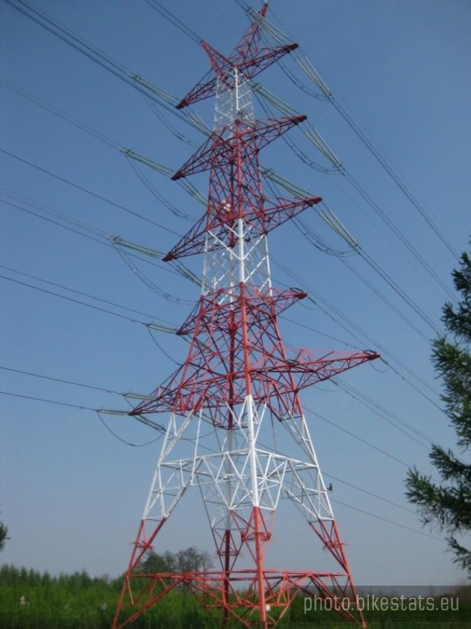 Ogromny słup elektryczny.