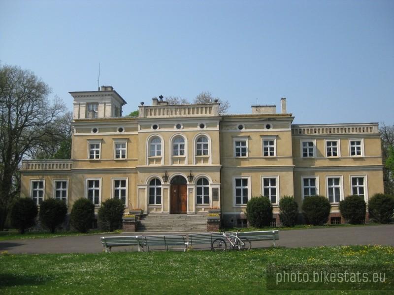 Neorenesansowy pałac w Uzarzewie.