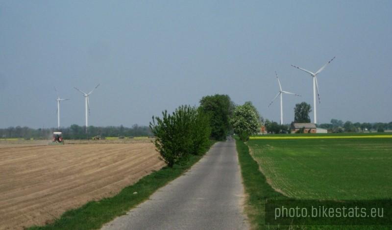 Elektrownie wiatrowe w okolicy wsi Stroszki.