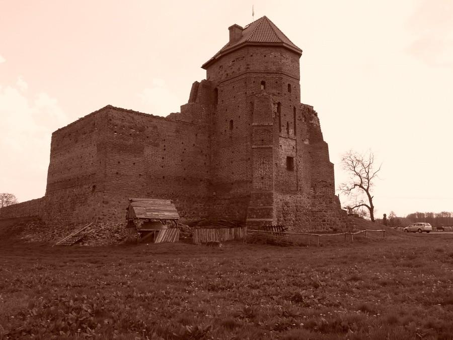 Liw. Zamek w sepii.