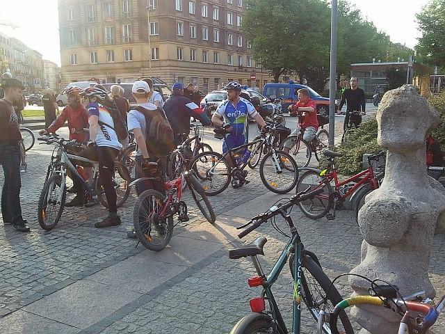 rowerzyści na placu
