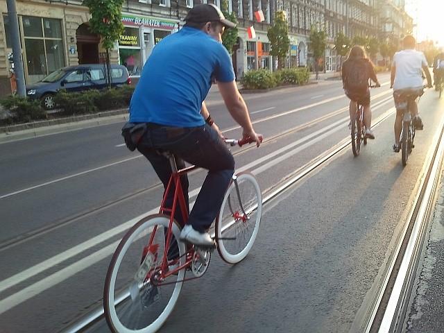 czerwony rowerek z białymi oponami