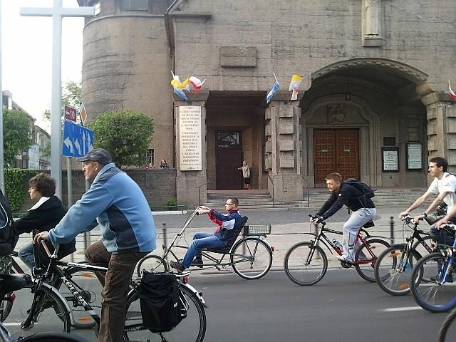 rowerzysta na rowerze poziomym