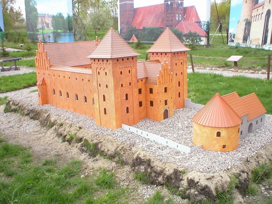 PARK MINIATUR-ZAMEK W RESZLU