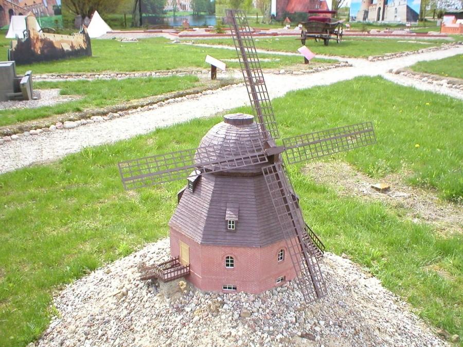 PARK MINIATUR-WIATRAK ,,HOLENDER'' W BĘSI