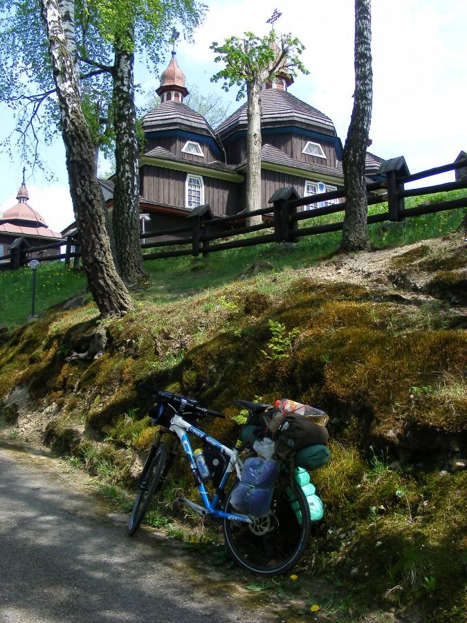 Pod cerkwią w Hunkovcach