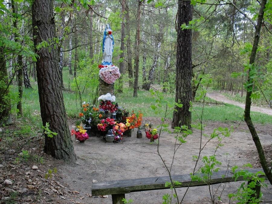 Kapliczka udekorowana na nabożeństwa majowe