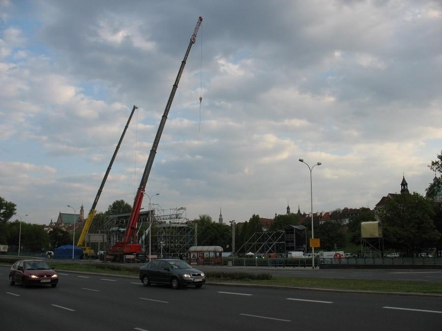 Ostatnie przygotowania przy fontannie