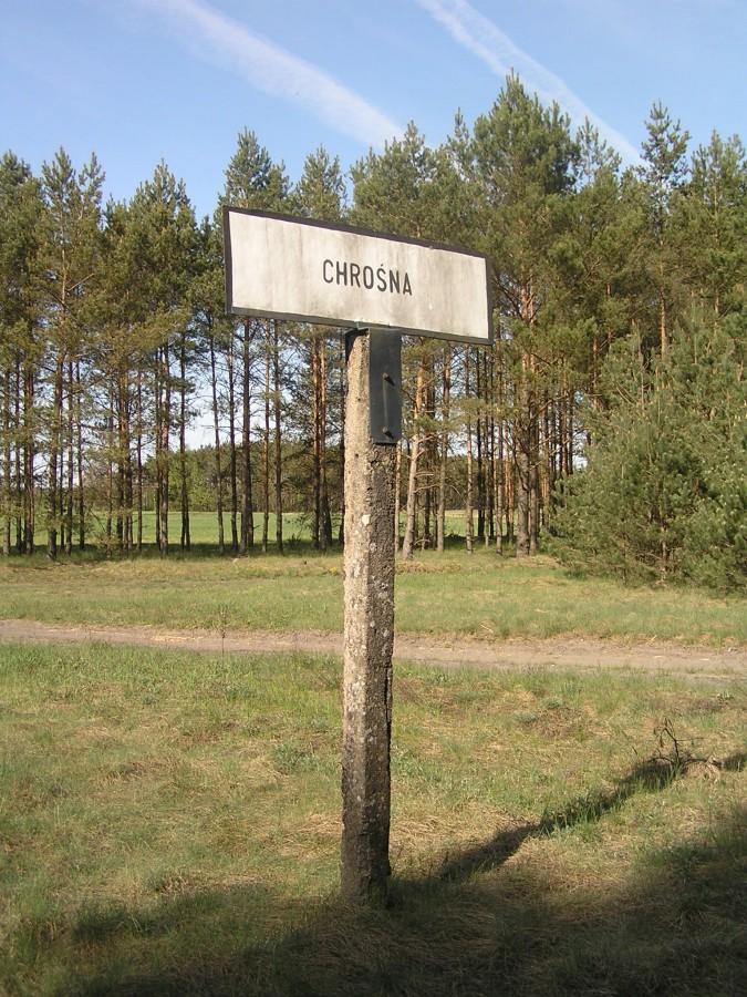 Nietypowa tablica przy wyjeżdzie ze wsi na drogę gruntową
