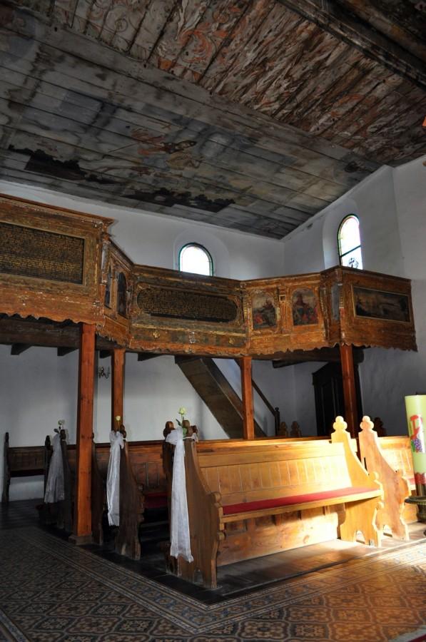 Wnętrze kościółka bogate jest w zabytki, zwłaszcza sztuki barokowej. Strop pokryty jest polichromią z 1720 r., a loże malowidłami z XVII w.
