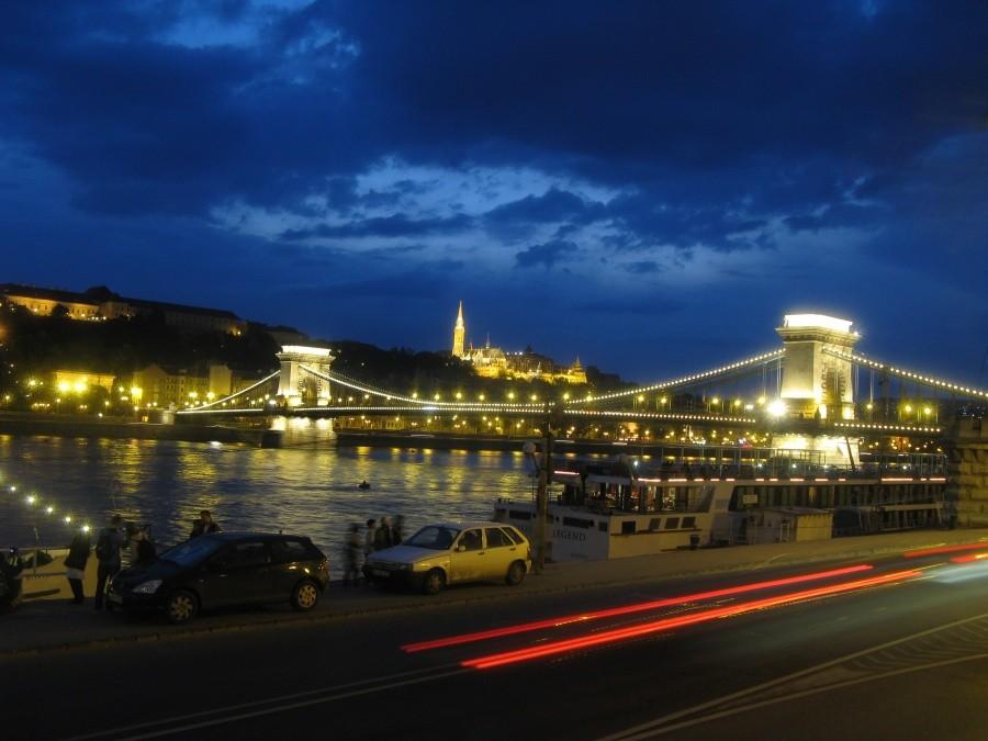 Budapeszt - most łańcuchowy, w tle baszta rybacka