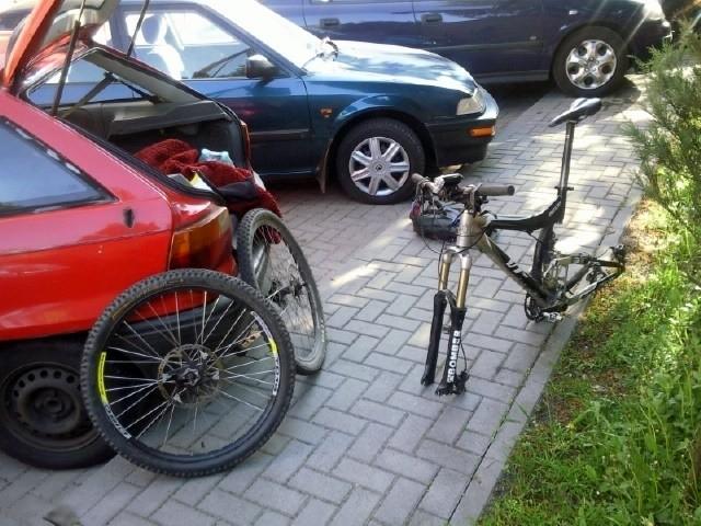 Samochód przed akademikiem