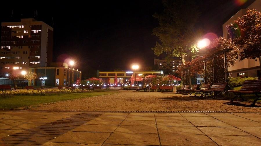 Skwerek nocą