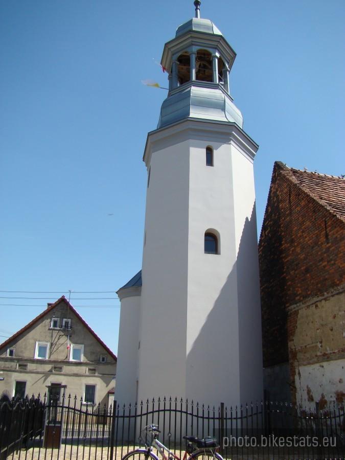 W środku wsi stoi wieża - dzwonnica z 1698 r. przykryta baniastym hełmem z arkadowym prześwitem.