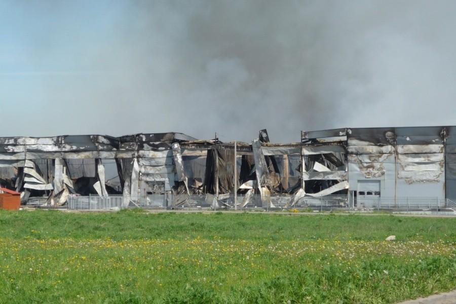 Spalona hala w Wólce Kosowskiej