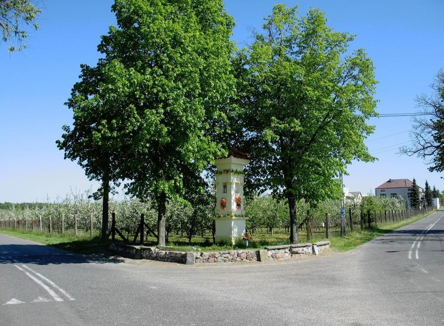 Linin - kapliczka na krzyżówce