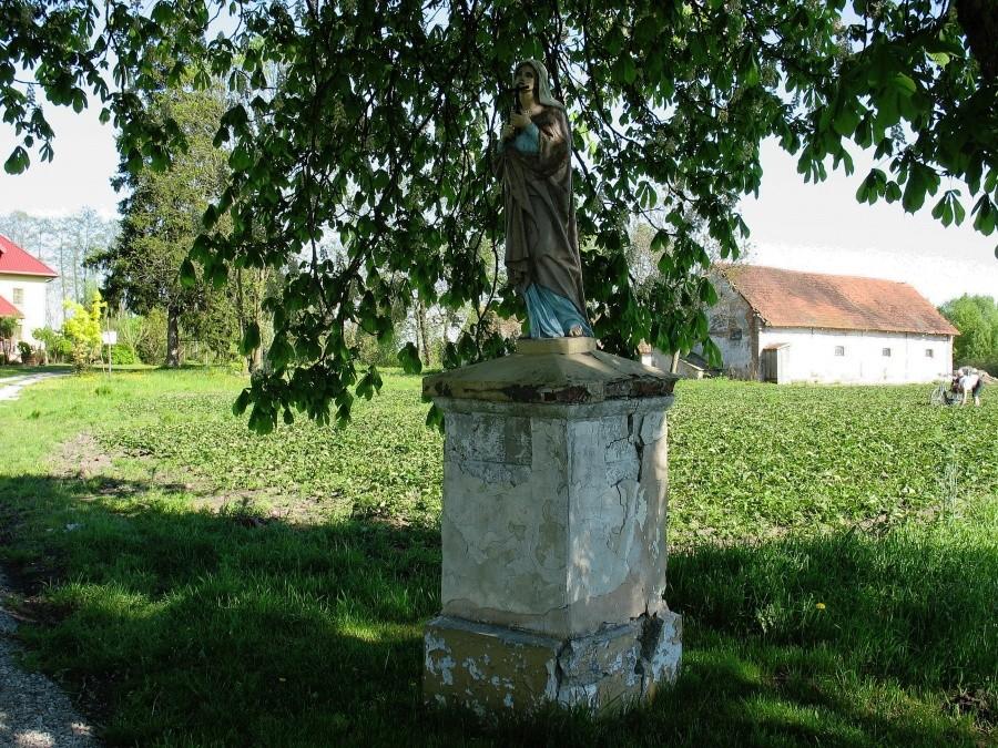 Figura NMP przy kościele w Pieczyskach
