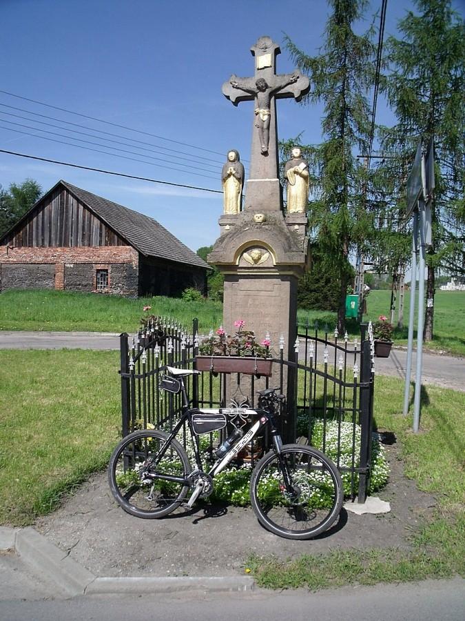 Kolejnyn krzyż z czaszką