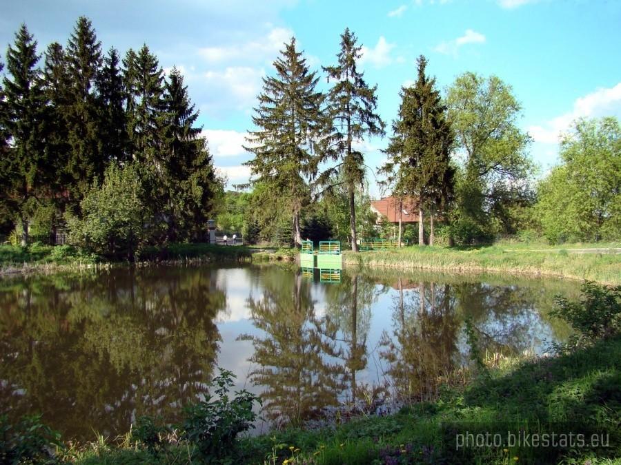 Kurów Mały - wieś u podnóża Grzbietu Dalkowskiego.