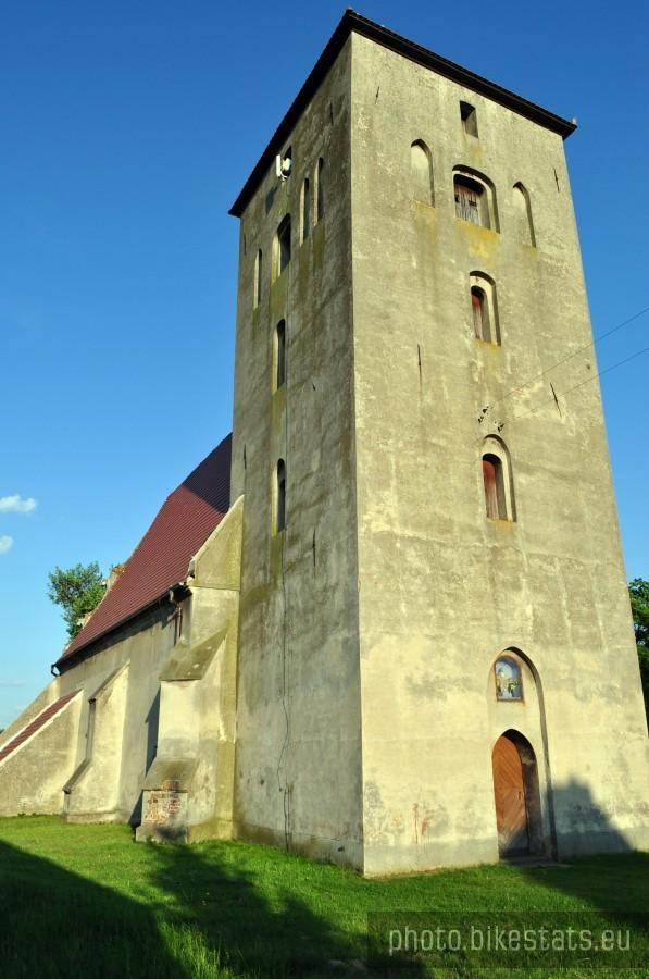 Gotycka bryła kościoła w Szymocinie